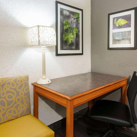 Super 8 By Wyndham The Woodlands North Hotel Exterior foto