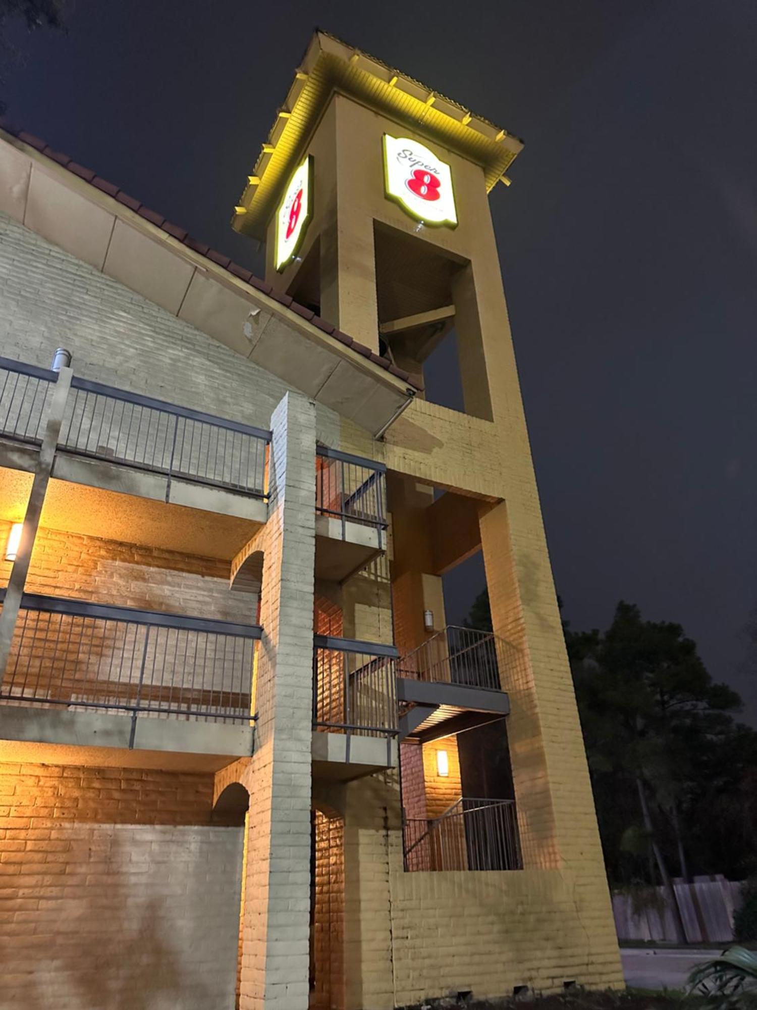 Super 8 By Wyndham The Woodlands North Hotel Exterior foto