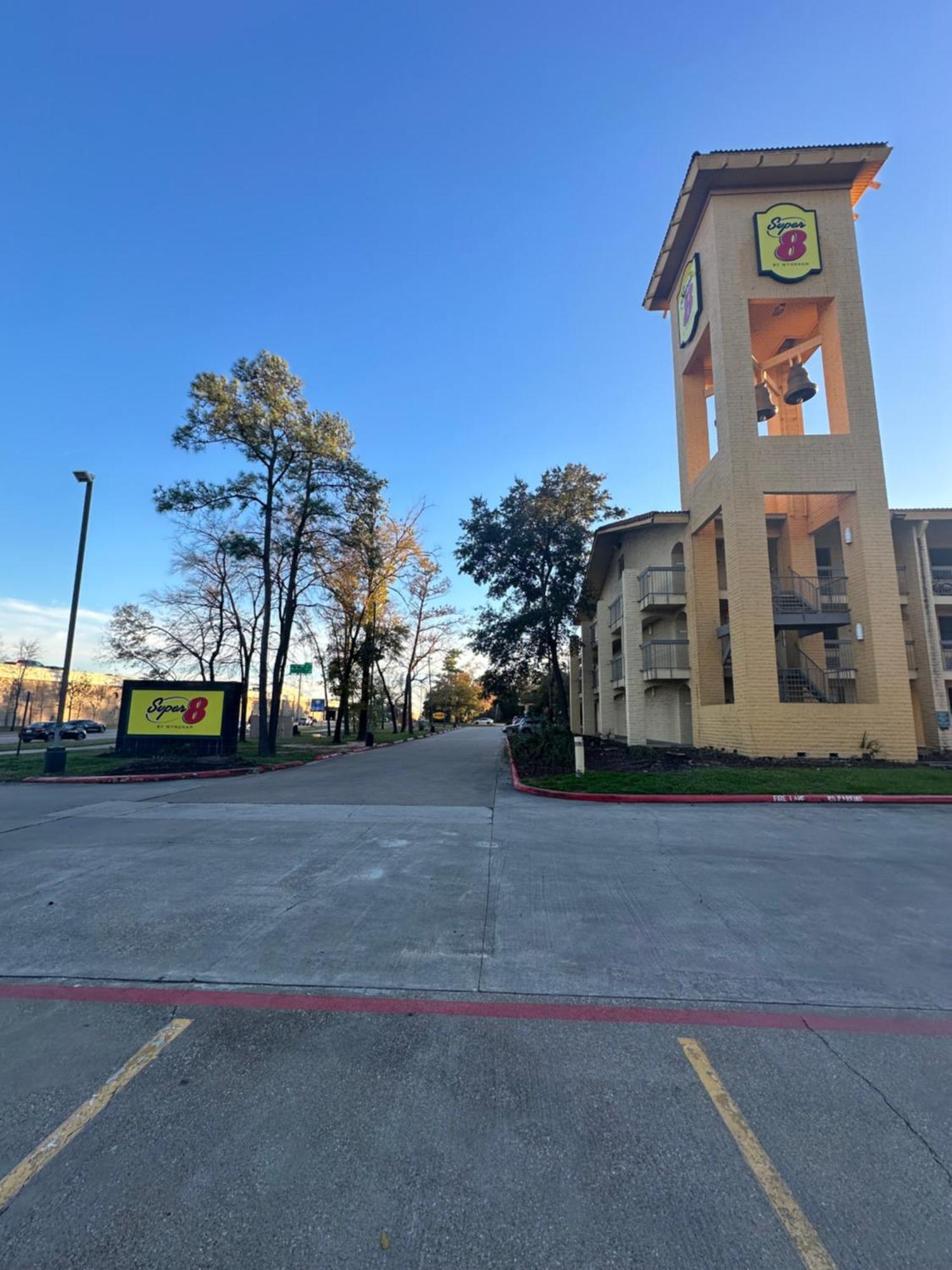 Super 8 By Wyndham The Woodlands North Hotel Exterior foto