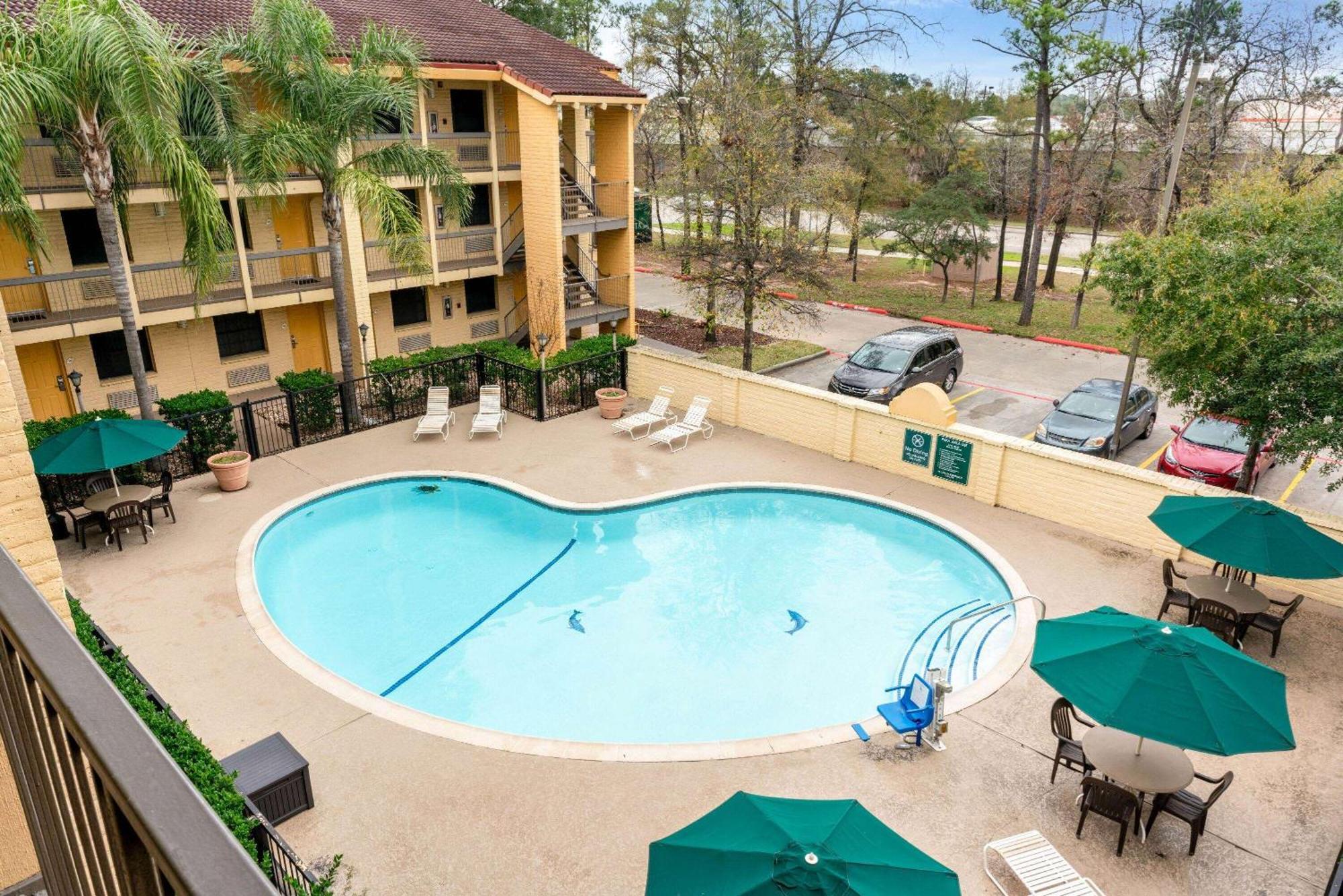 Super 8 By Wyndham The Woodlands North Hotel Exterior foto