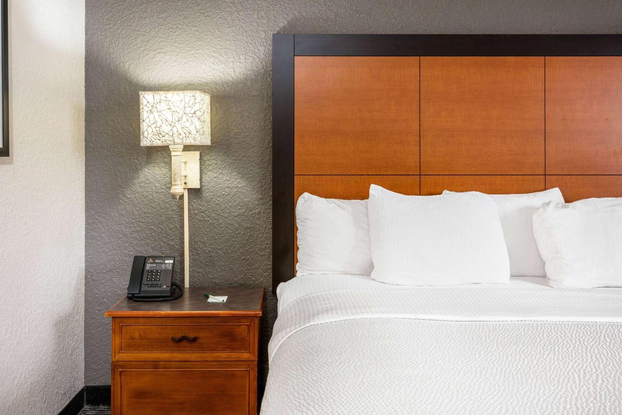 Super 8 By Wyndham The Woodlands North Hotel Exterior foto