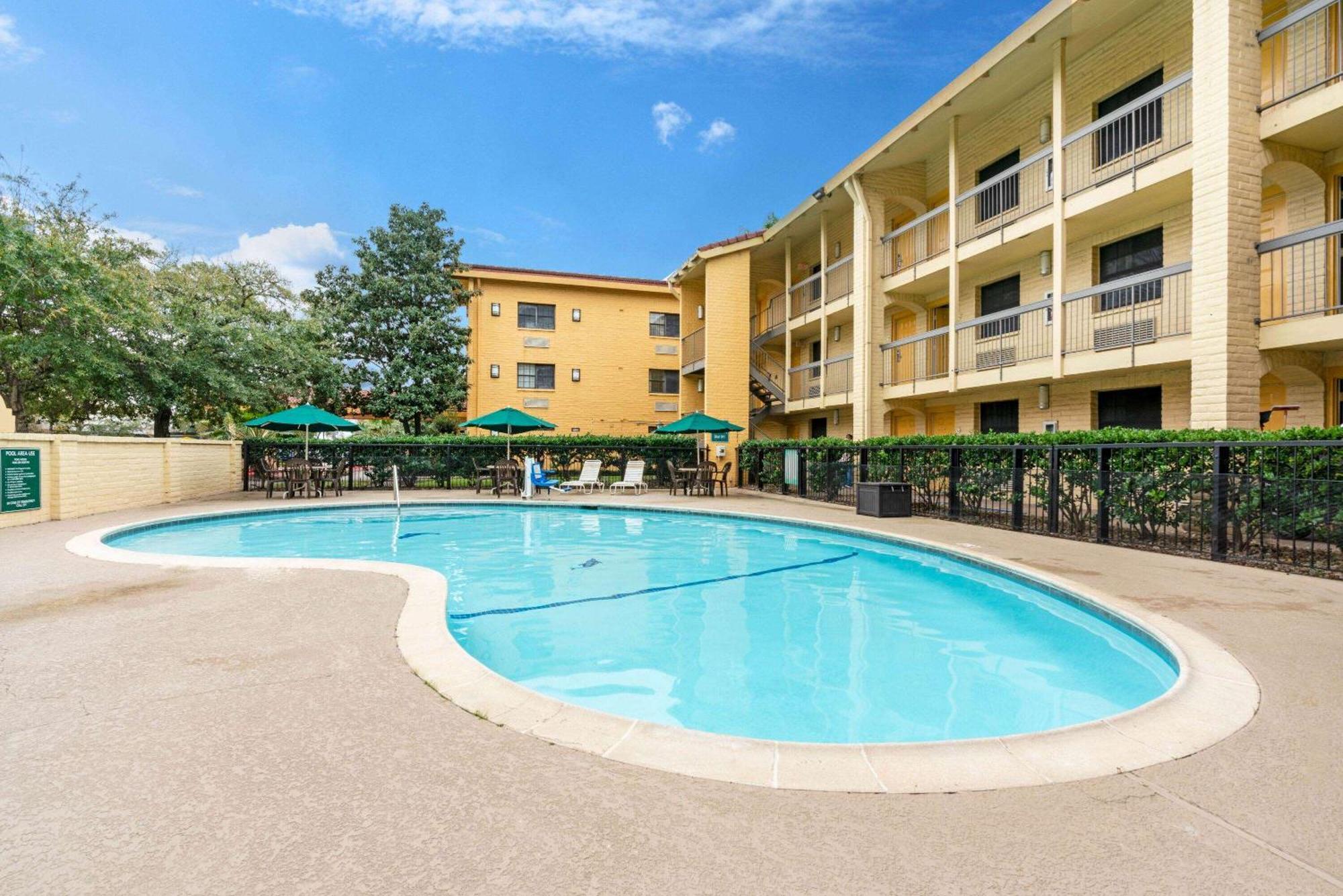 Super 8 By Wyndham The Woodlands North Hotel Exterior foto